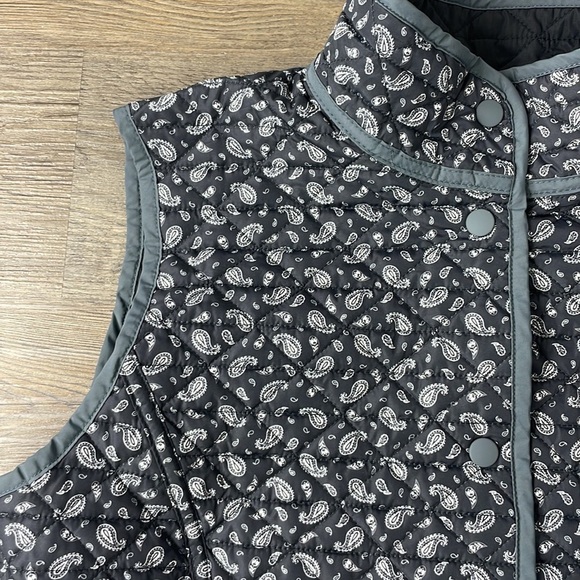 Lands’s End Women’s Reversible Quilted Vest, Black/Grey, Floral, size medium - Picture 3 of 10